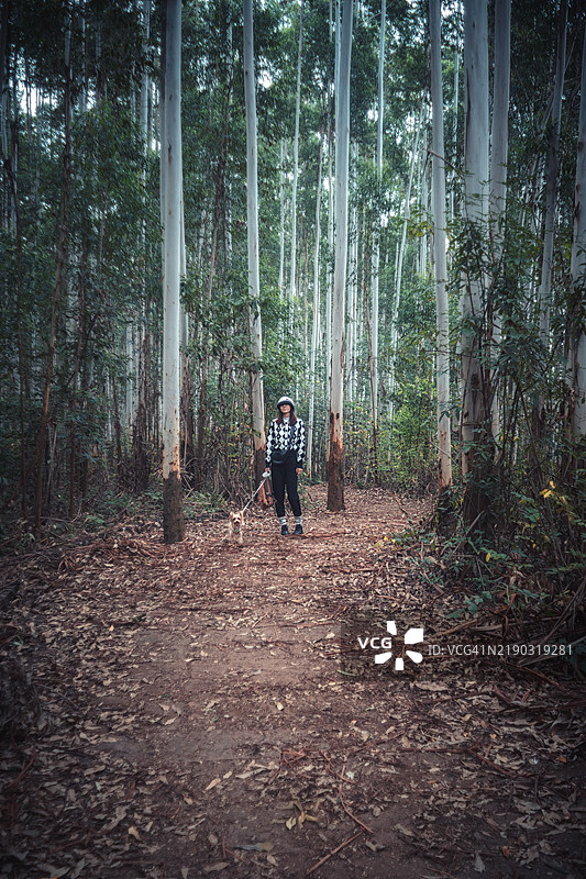 在成都新津的山林中徒步旅行图片素材