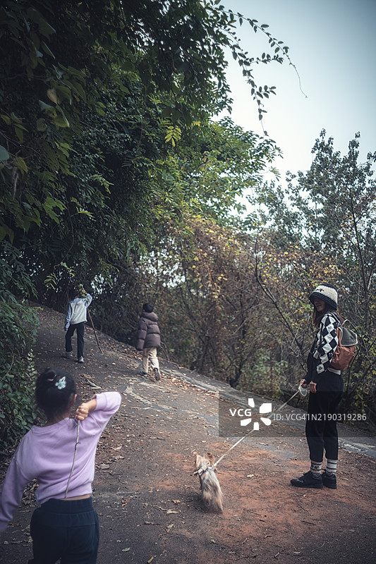 在成都新津的山林中徒步旅行图片素材