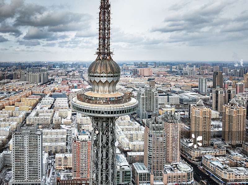 哈尔滨龙塔的无人机拍摄视角图片素材