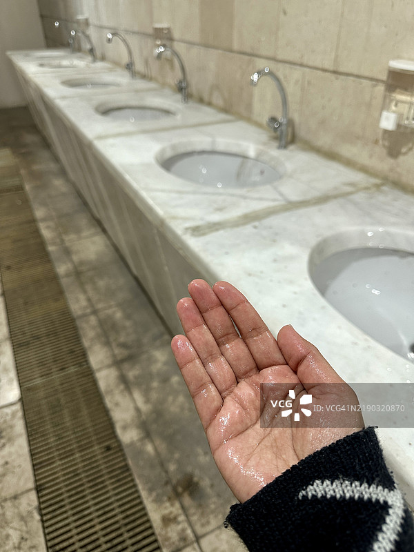 冬天用冷水洗手图片素材