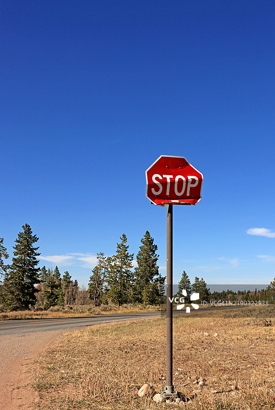 乡村道路上的损坏停车标志图片素材