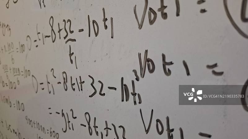 白板上的数学公式特写图片素材