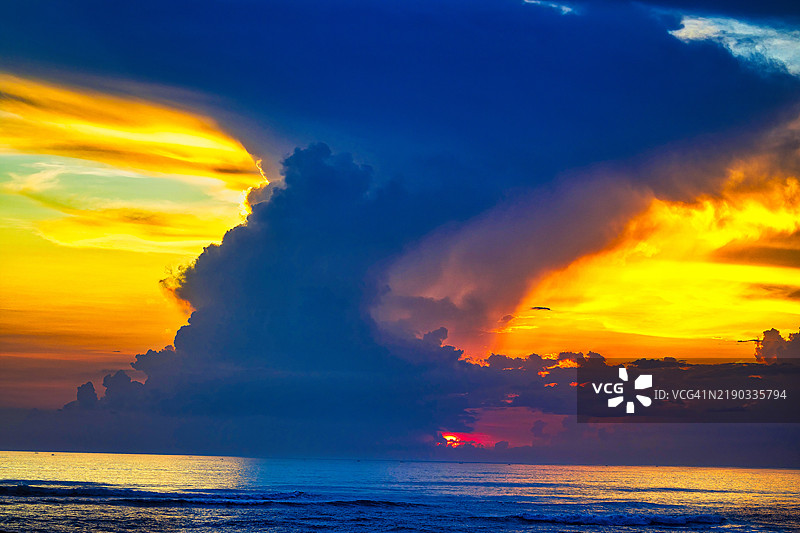 印度洋上升起的风暴，巴厘岛Cemagi海滩，印度尼西亚图片素材