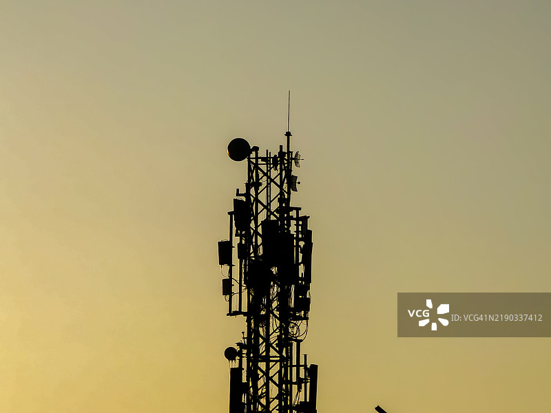 黄色天空下的移动塔图片素材