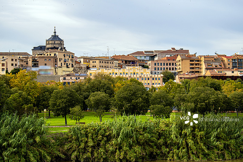 西班牙托莱多。城市、公园、房屋和建筑的全景。图片素材