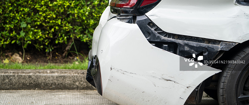 白色汽车在交通事故后受损的后保险杠图片素材