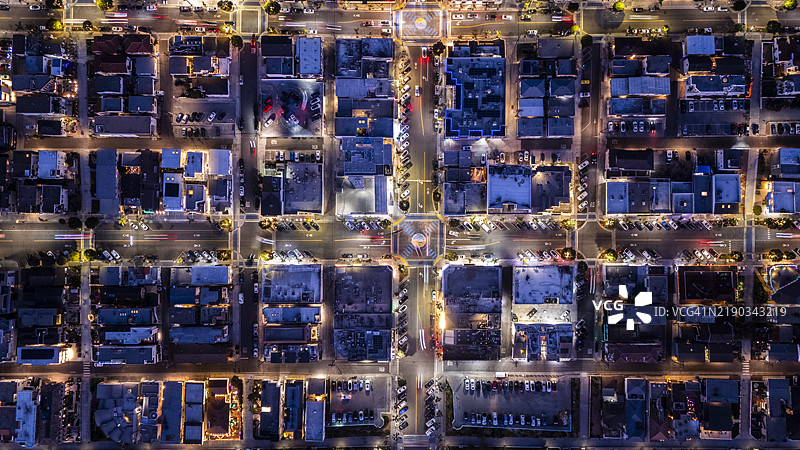 夜间鸟瞰的网格状城市街道灯光照亮图片素材