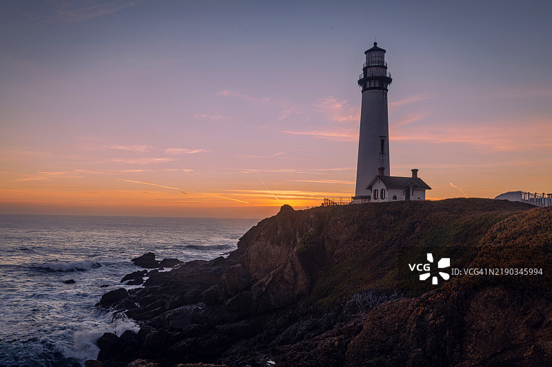 黄昏时分的鸽子点灯塔图片素材