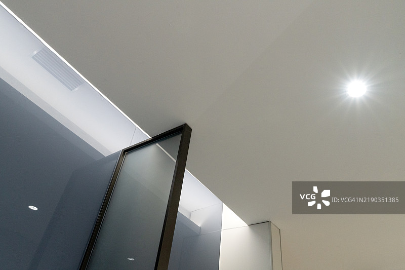 室内天花板和玻璃墙的低视角图片素材