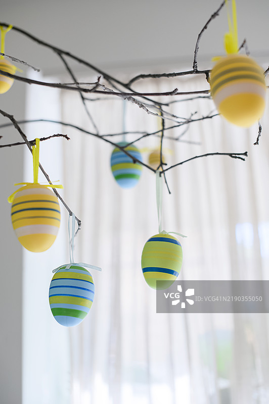 复活节树上挂着五彩缤纷的彩蛋作为节日装饰图片素材