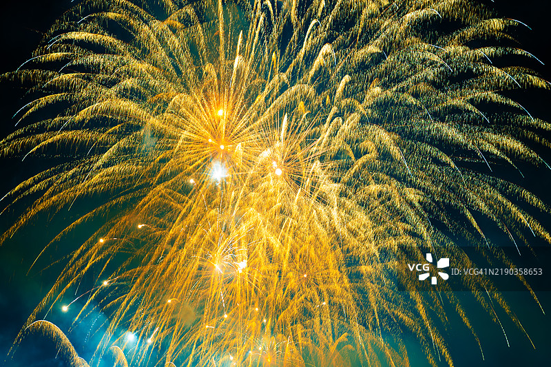 夜晚美丽的烟花表演图片素材