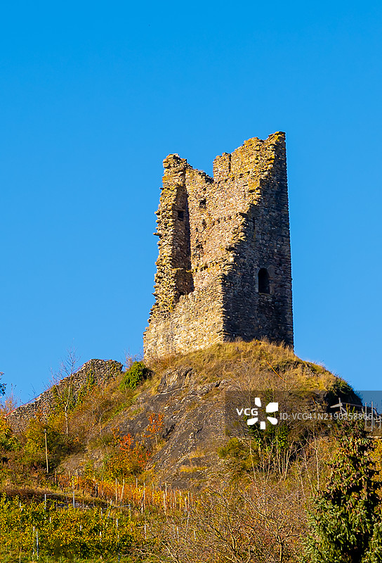 美丽的弗罗伊登堡城堡遗址，秋天的树木、山脉和晴朗的蓝天，阳光明媚的巴德拉加兹。图片素材