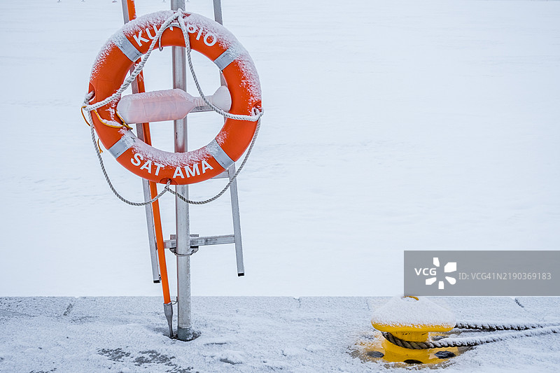 雪覆盖的救生圈在码头上图片素材