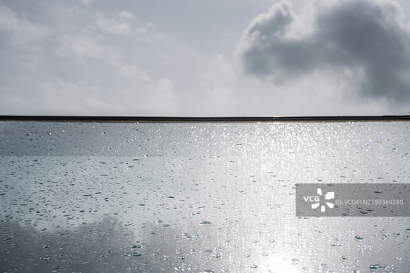 通过开放的阁楼窗户看到的云彩图片素材