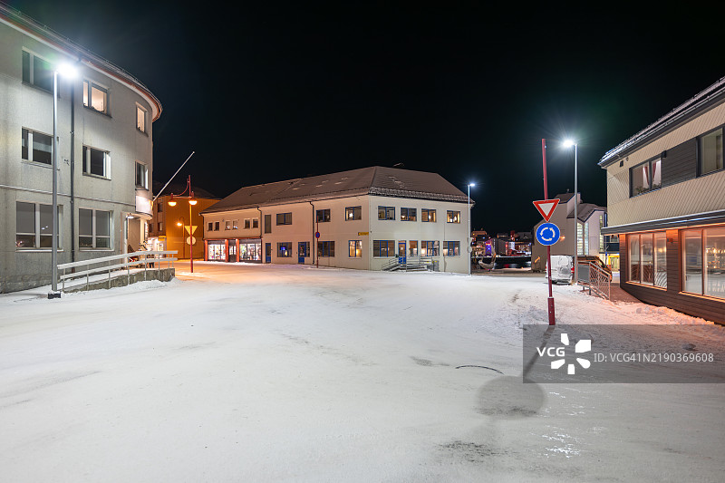 挪威霍宁斯瓦格市中心夜晚被雪覆盖的街道图片素材