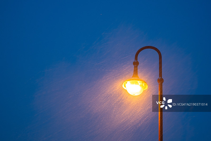 街灯与暴风雪图片素材