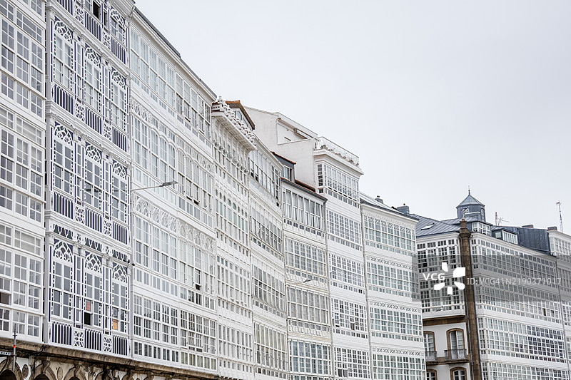 在拉科鲁尼亚市的马里纳大道上的玻璃前廊（Galerias）图片素材