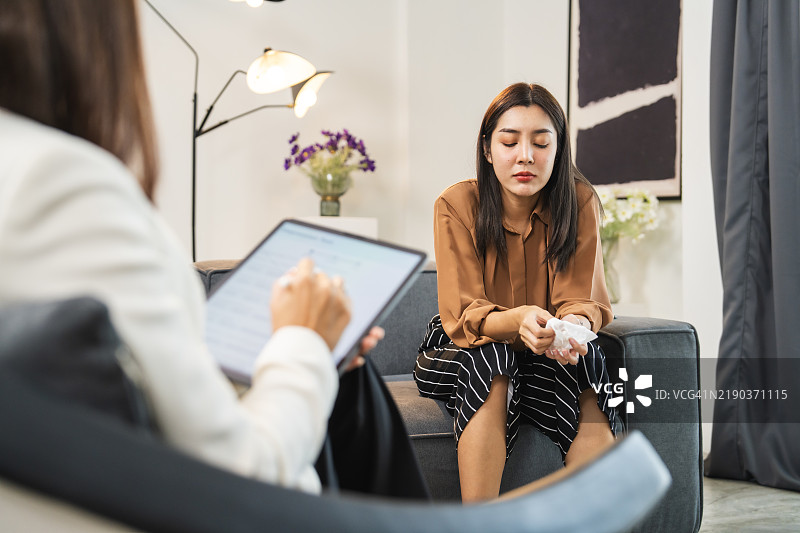 在舒适环境中与顾问交谈的女性心理治疗会话图片素材