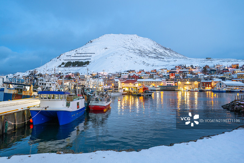 挪威霍宁斯瓦格冬季的渔船图片素材