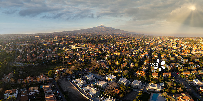 西西里岛意大利卡塔尼亚市及埃特纳火山的鸟瞰图图片素材