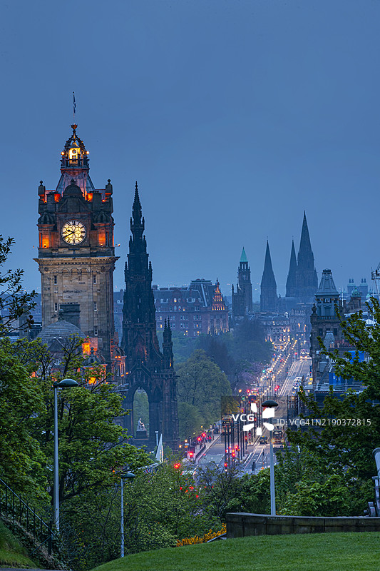 苏格兰，爱丁堡，黄昏时分的公主街图片素材