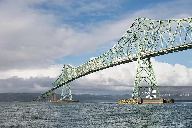 阿斯托里亚-梅格勒大桥横跨哥伦比亚河，俄勒冈州，太平洋西北地区，美国图片素材