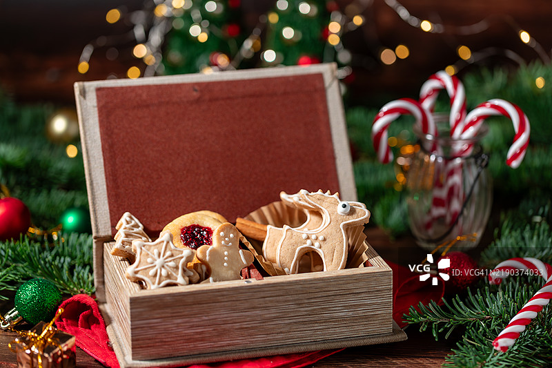 节日圣诞饼干，装饰有糖霜和糖粉图片素材