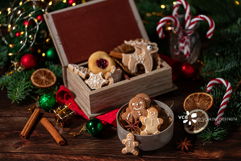 节日装饰有糖霜和糖粉的圣诞饼干图片素材