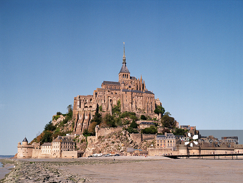 诺曼底的蒙圣米歇尔潮汐岛，蓝天晴朗图片素材