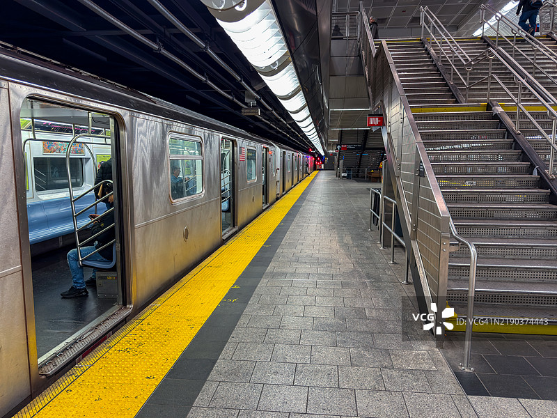 纽约市34街哈德逊园区地铁7号线站图片素材