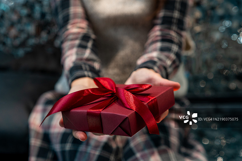 优雅的礼物包装，配有酒红色盒子和缎带图片素材