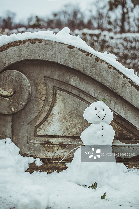 萨尔茨堡，奥地利公园墙边微笑的雪人特写图片素材