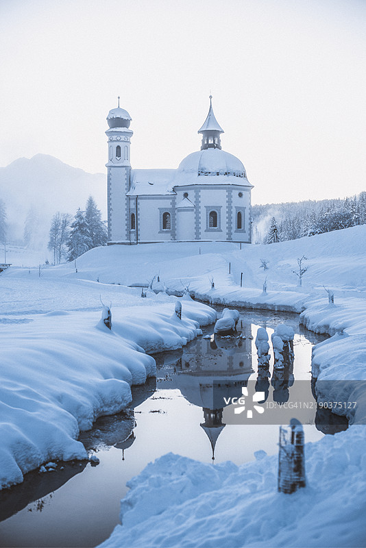 奥地利蒂罗尔州塞费尔德的乡村冬季风景中的圣十字教堂（Heiligkreuzkirchein）图片素材