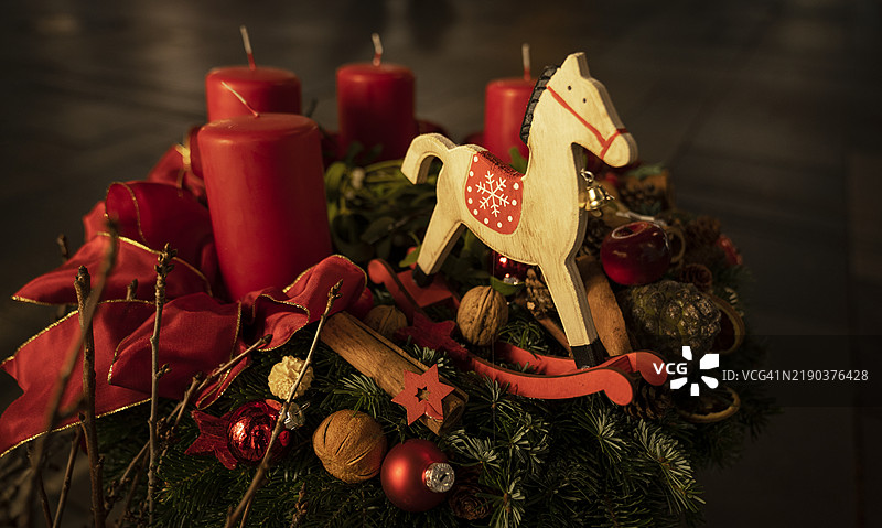 美丽的纪念品在圣诞市场，位于圣诞之都斯特拉斯堡的圣诞装饰和节日庆典时刻图片素材