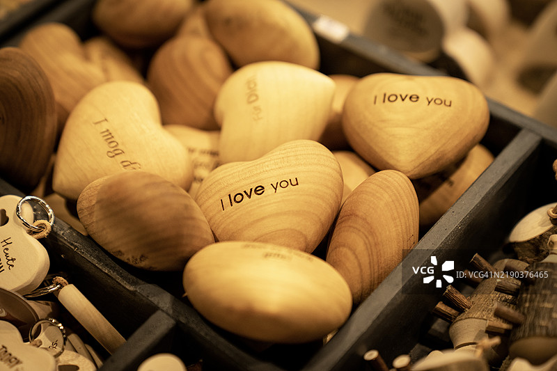 圣诞节的爱，亲近所爱的人。圣诞装饰品和节日集市的假日时刻。图片素材