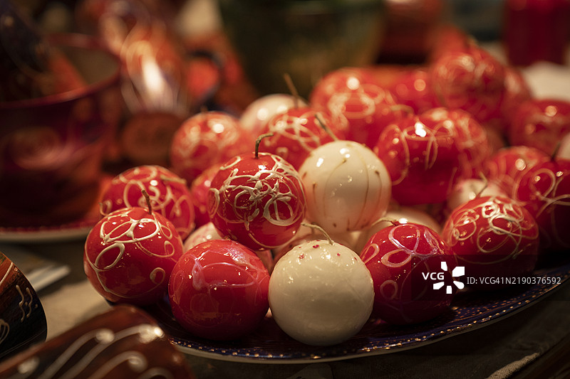 装饰有串灯的圣诞树上的金色玻璃球和饰品。满幅的圣诞快乐和新年快乐贺卡图片素材