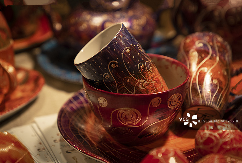 手工装饰陶瓷，圣诞饰品和节日庆典时刻图片素材