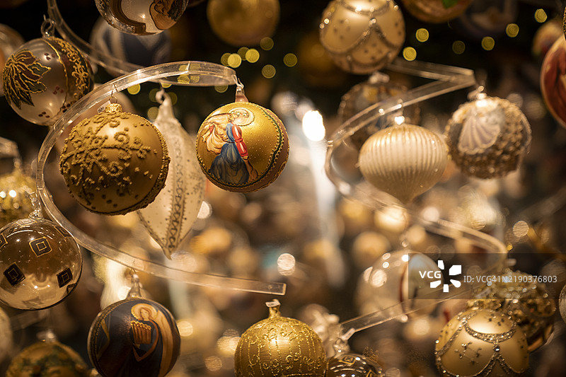 维也纳传统圣诞市场的圣诞装饰品，位于市政厅前的市政广场，感受降临节的魔力。图片素材