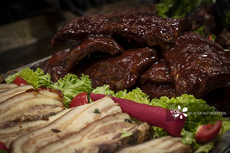 罗马尼亚克卢日-纳波卡圣诞市场上的热香肠烤制中图片素材