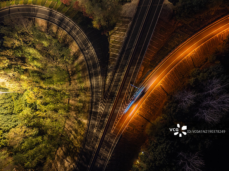 夜间高速公路的鸟瞰图图片素材