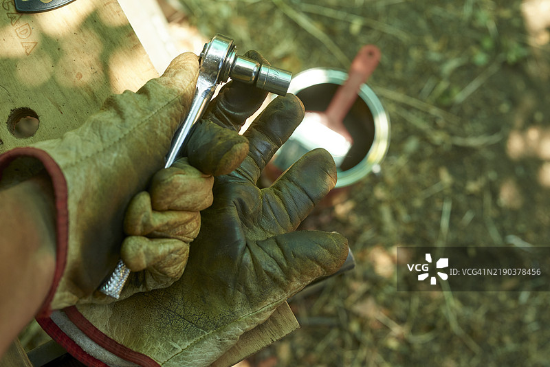 建筑工人手持棘轮扳手和套筒图片素材