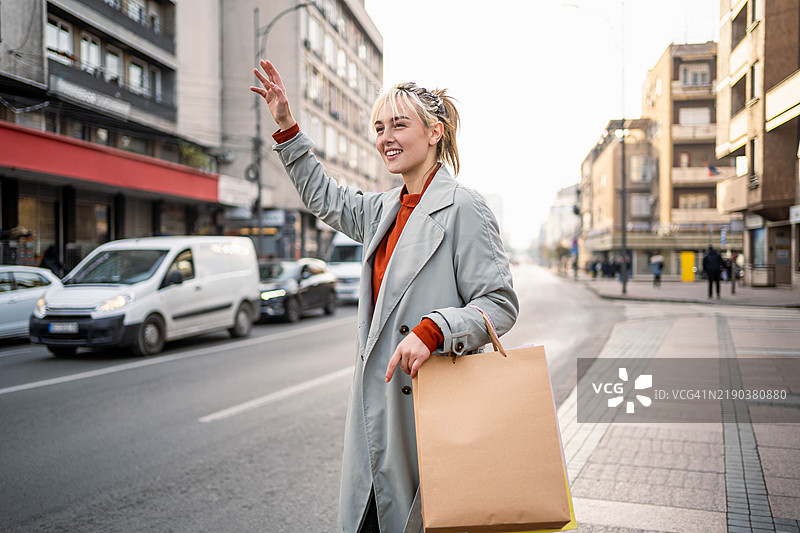 年轻女性在叫出租车图片素材