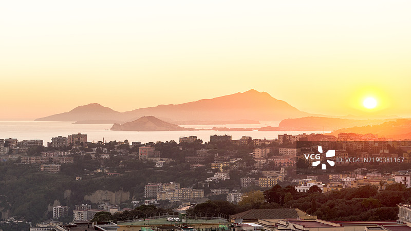意大利日落时分的米塞诺角和伊斯基亚岛图片素材