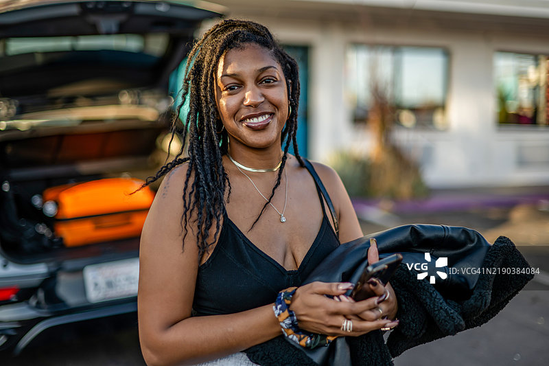 旅行博主与敞开的后备箱图片素材