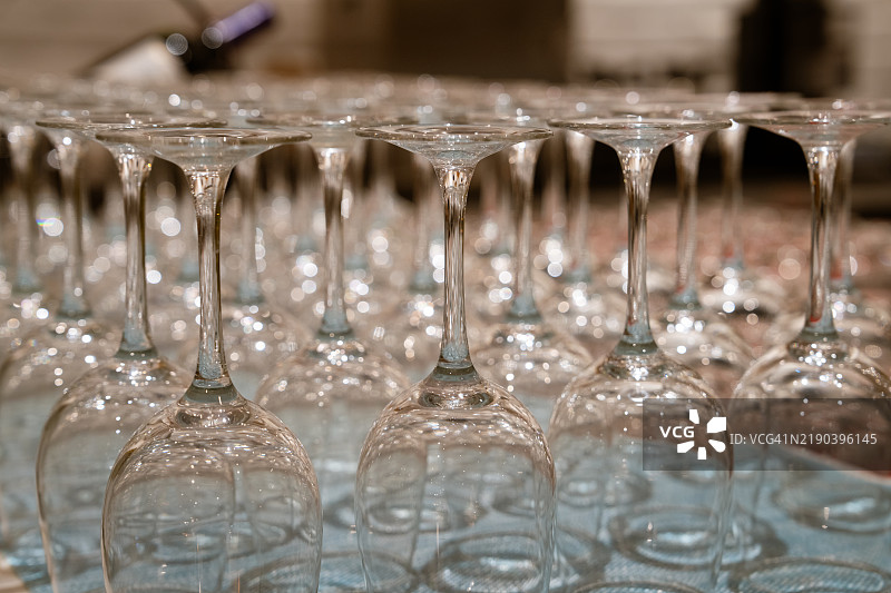 整齐摆放的高脚杯。图片素材