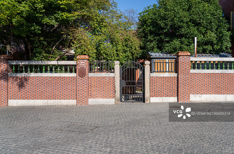 砖墙门口外的开放空间图片素材