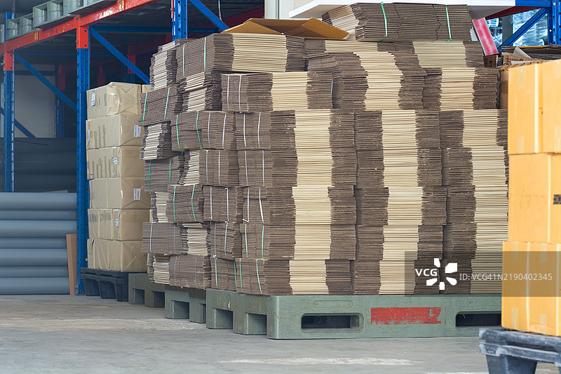 纸板波纹图案的横截面作为背景和纹理，垂直排列图片素材