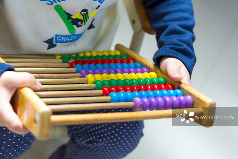 孩子在玩玩具算盘图片素材