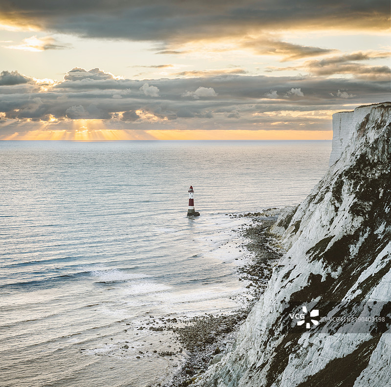 萨塞克斯，英国的海滩头灯塔在日落时分图片素材