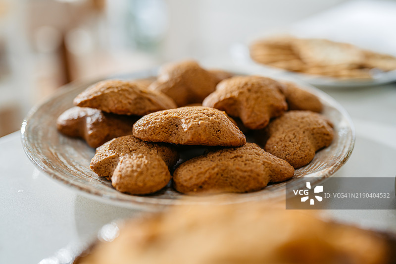悉尼室内的盘子上的姜饼饼干图片素材